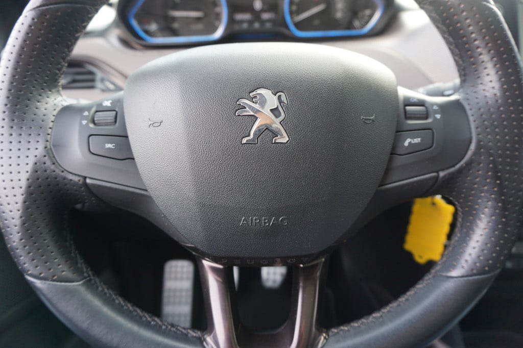 Peugeot 2008 1.6 vti féline airco / navi / cruise / pano / leder / parkeers