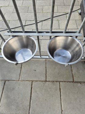 Voer/drinkbak hondenkennel