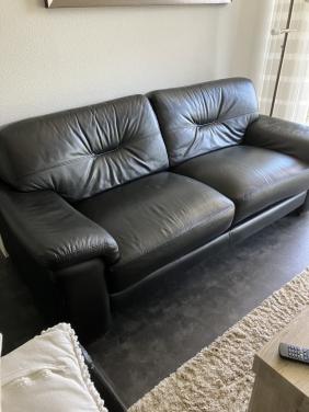Te koop lederen zwarte ruime 2 zitsbank  nog in goede staat