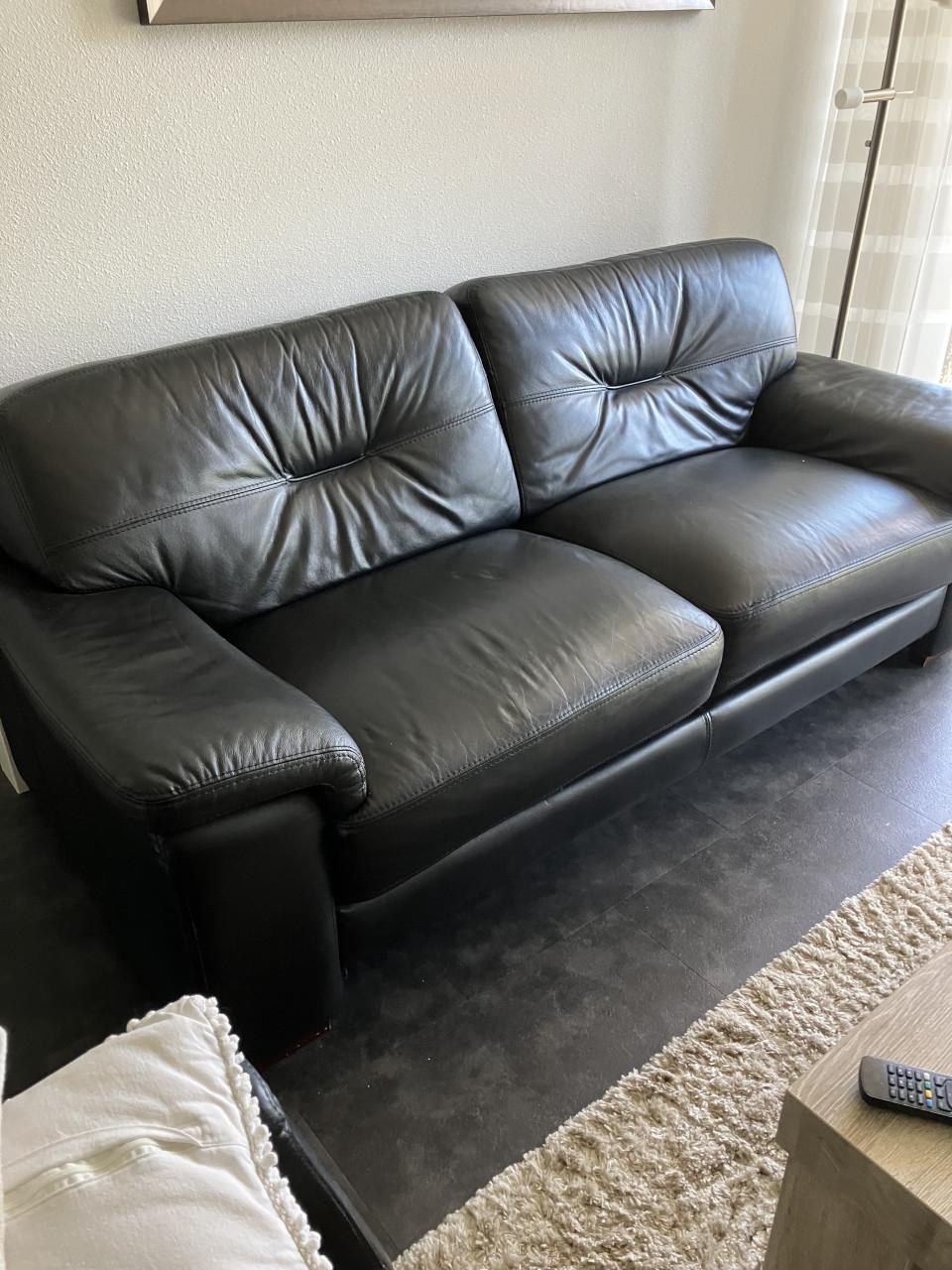 Te koop lederen zwarte ruime 2 zitsbank  nog in goede staat