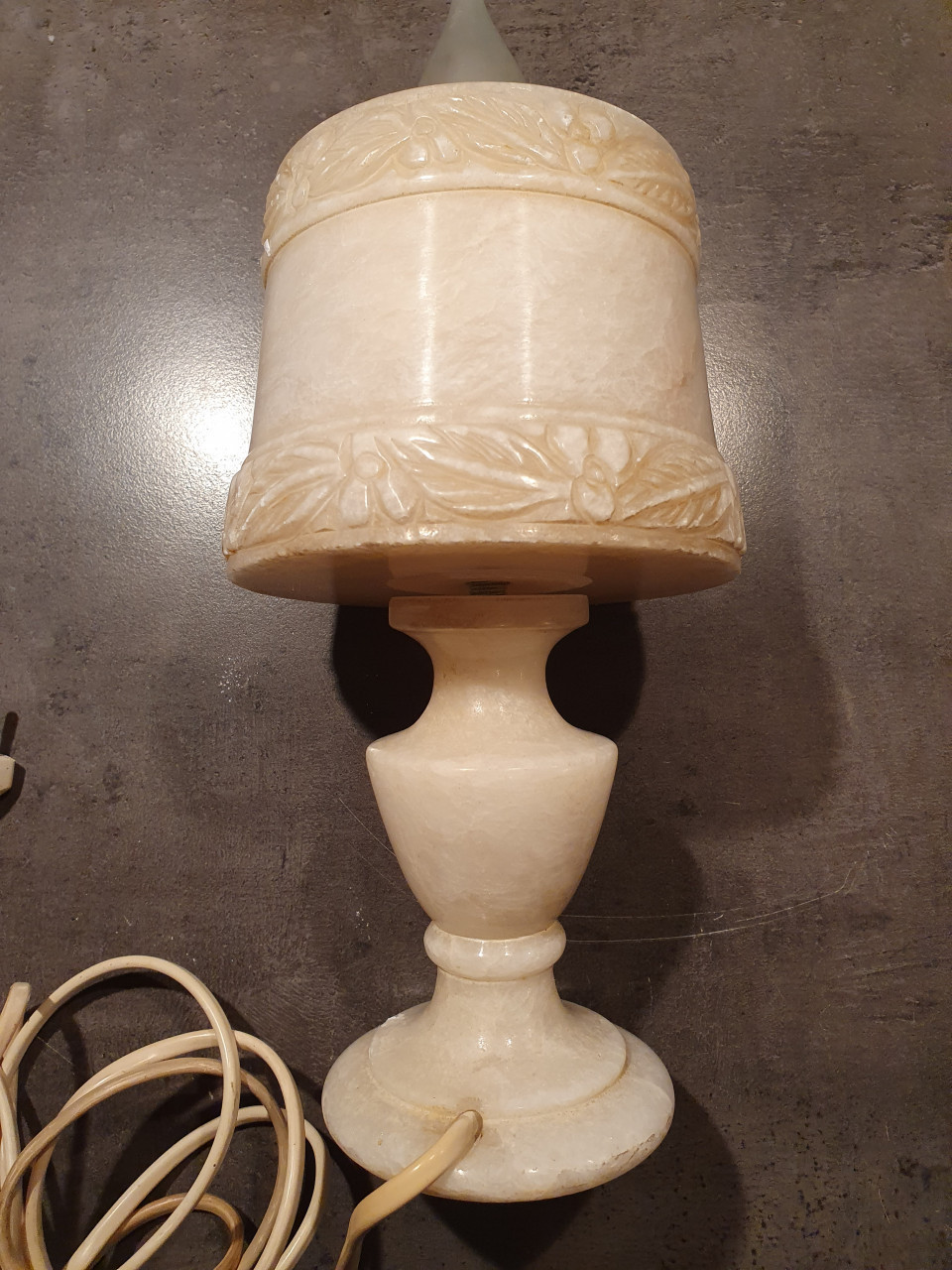 Prachtige antieke leuke marmeren tafellamp in heel mooie staat aangeboden