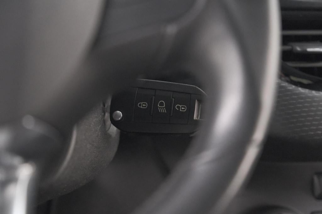 Peugeot 208 puretech 82 signature | parkeersensoren | apple carplay | navig