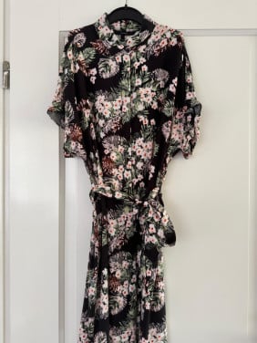 Zwarte bloemenjurk dames mt XS