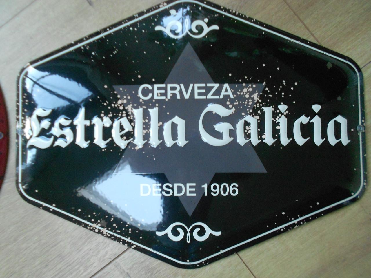 Twee emaille reclameborden estrella galicia bier reclame bord plaat schild