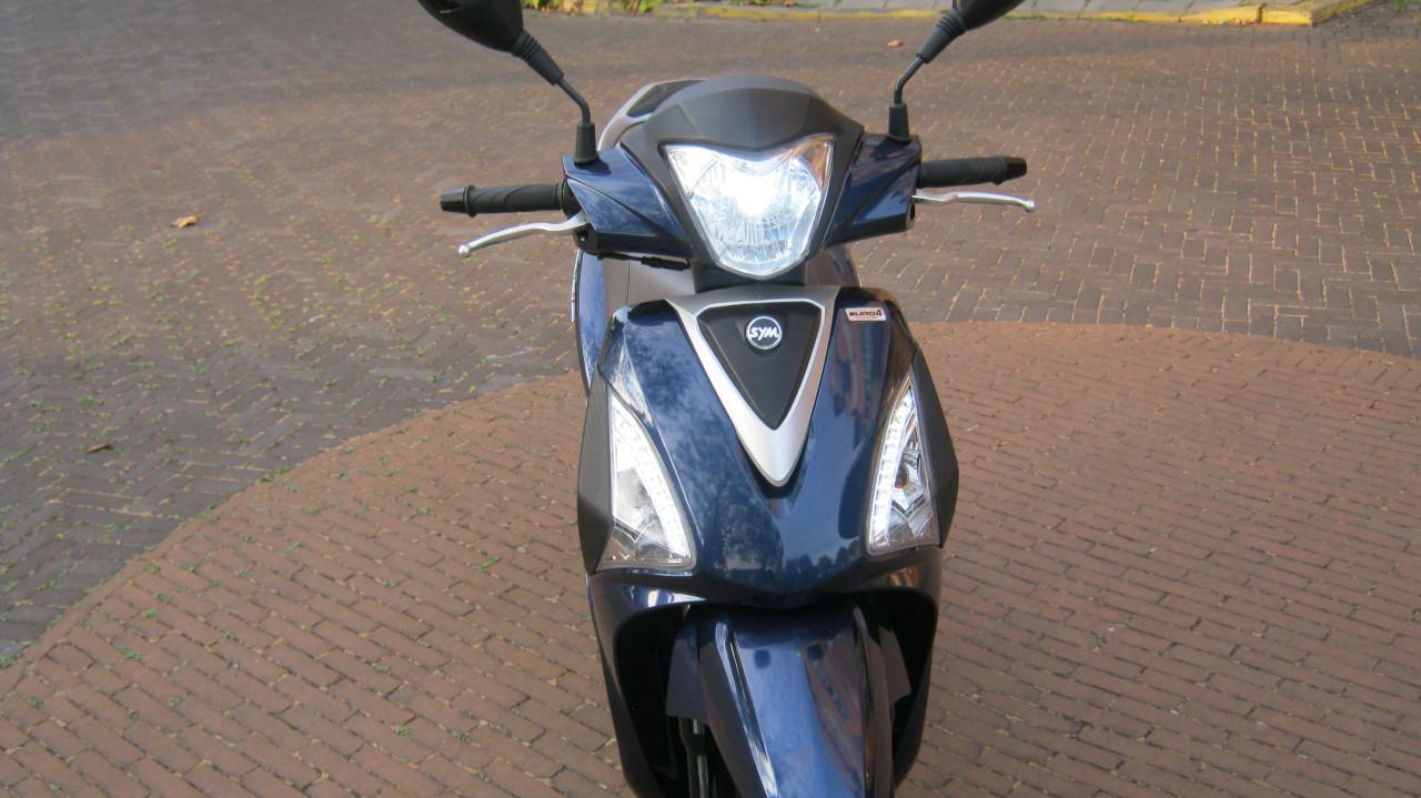 TE KOOP SYM SYMPHONI. ST MET 16 INCH WIELEN VOOR 995 EURO