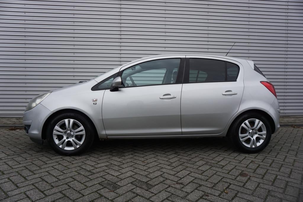 Opel Corsa 1.4-16v airco / navi / cruise / stoelverw. / parkeers. / elektr.