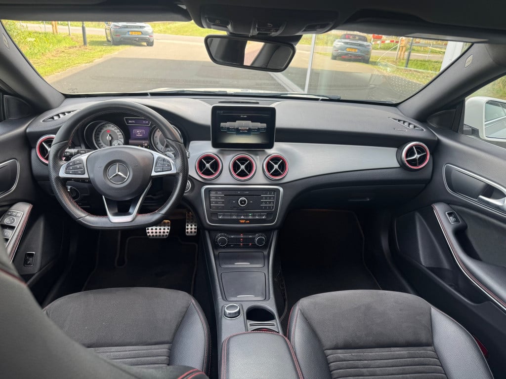 Mercedes-Benz Cla shooting brake 180 amg automaat , panoramadak , achteruit