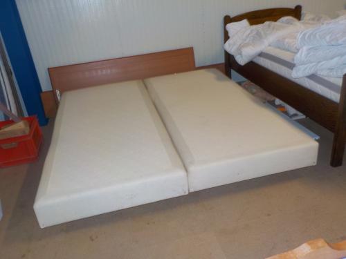 2 boxsprins 90 x 200 cm setprijs 85 euro 2 boxsprings + matrassen 135 euro
