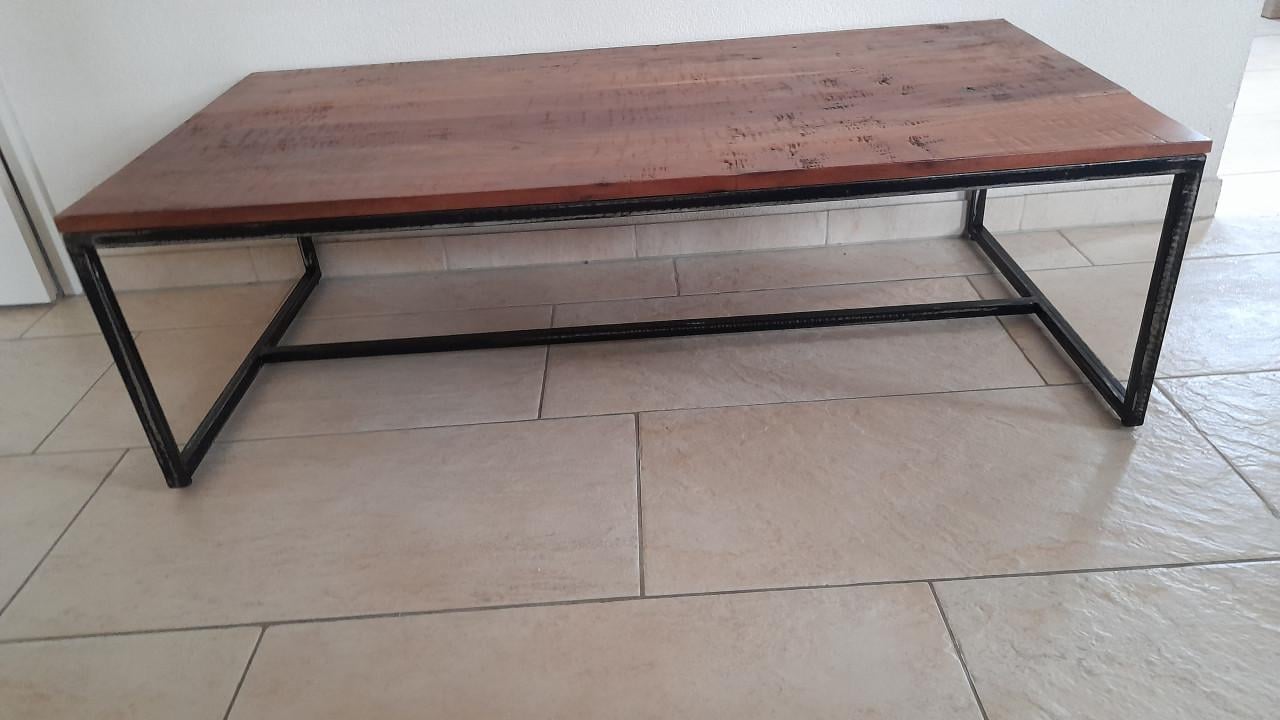 Prachtige salon tafel 118 x 60 x 36H (z.g.a.n.)