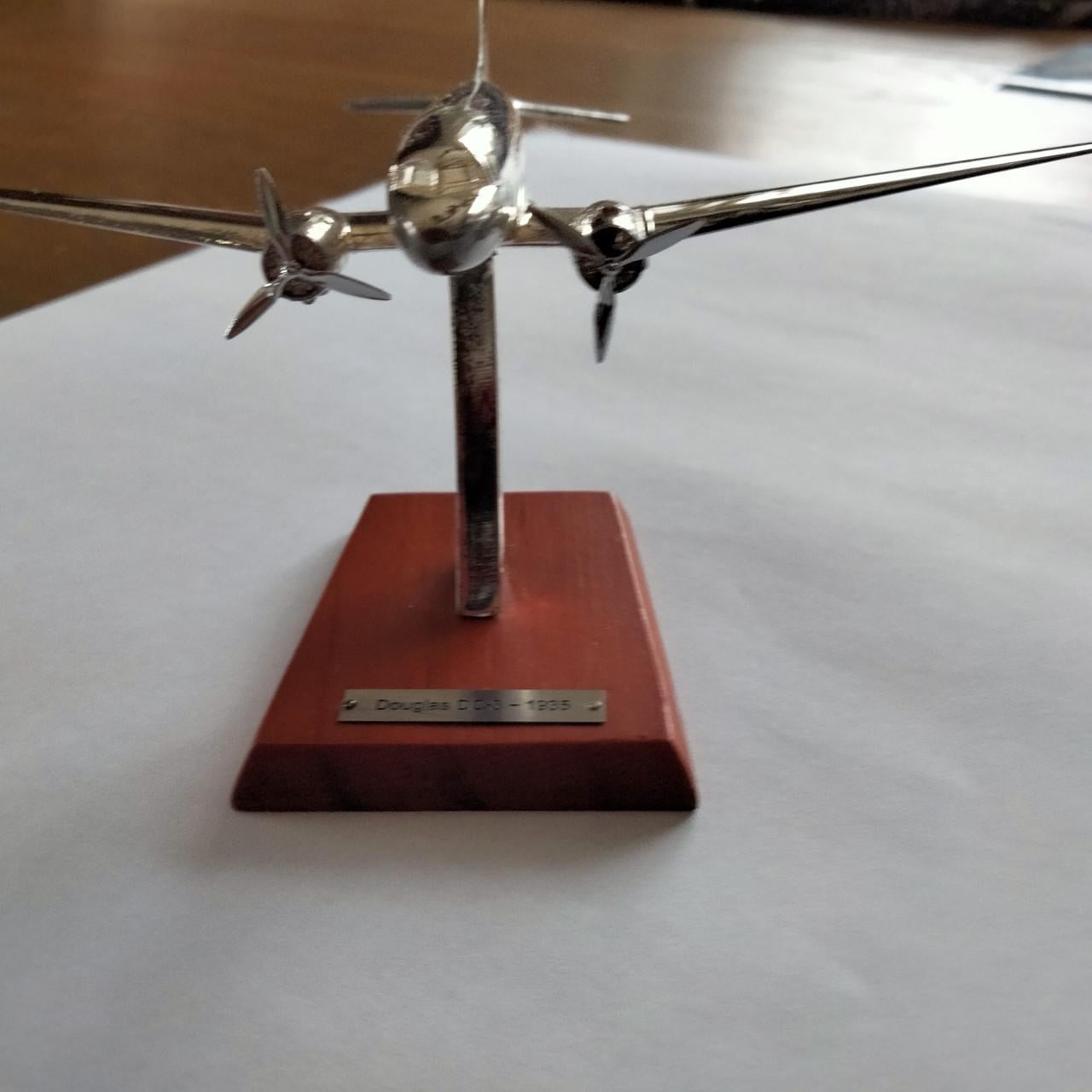 SCHAALMODEL DOUGLAS DC-3