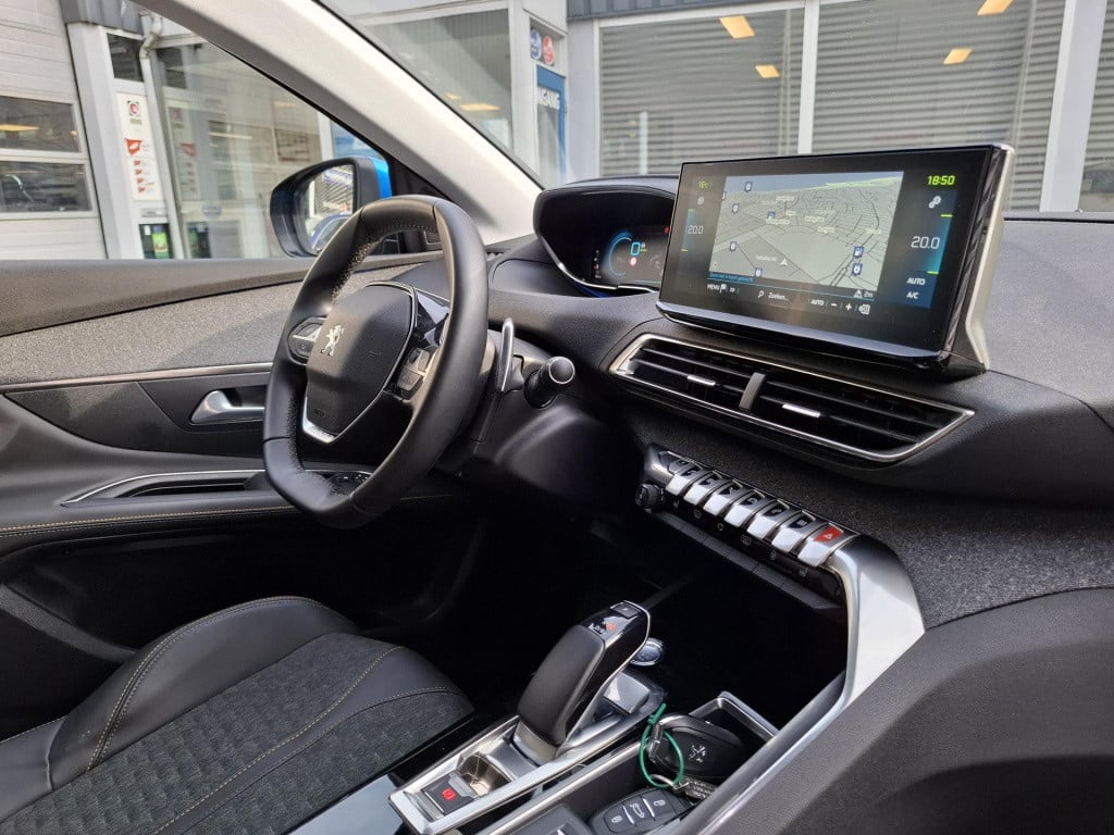 Peugeot 3008 suv 1.6 hybrid 225 eat8 automaat road trip nav/cam