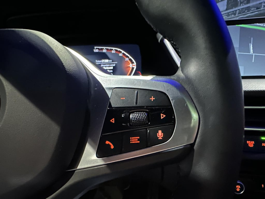 BMW 1 Serie 118i high executive *m-pack*pano*harmankardon*m-technic stoelen