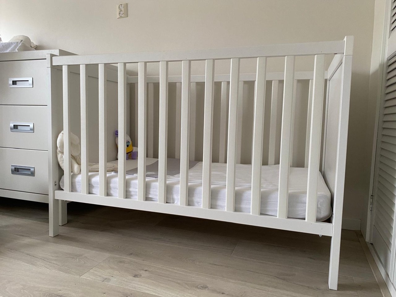 Als nieuw: commode, ledikantje en wandplank