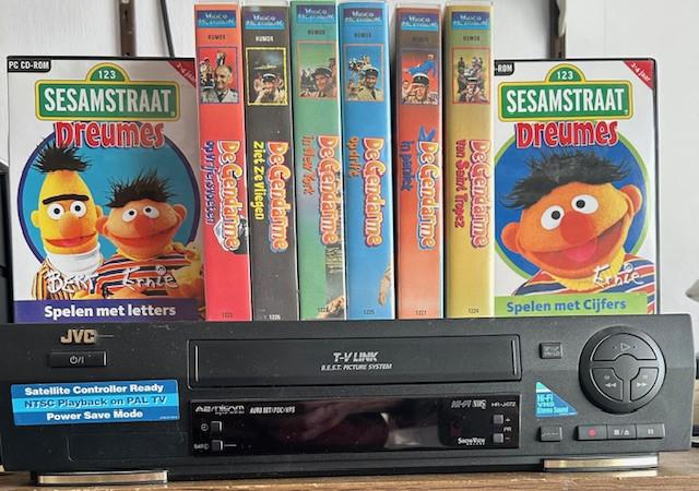 Te koop video recorder met dvd en banden