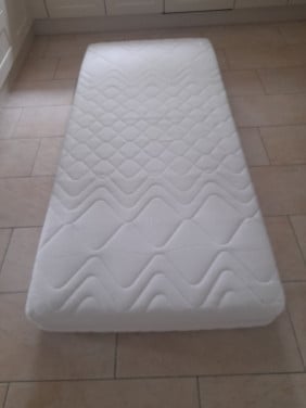 Schoon en netjes matras 90 x 200 x 20 ( in goede nette staat )