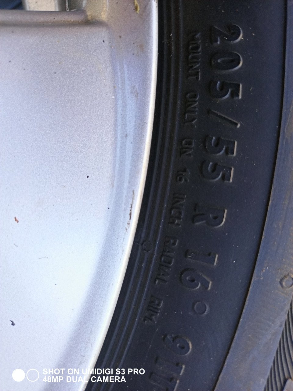 Autobanden met velg
