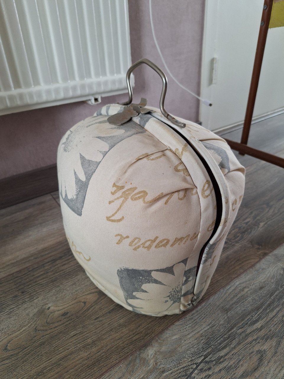 Theemuts met witte theepot
