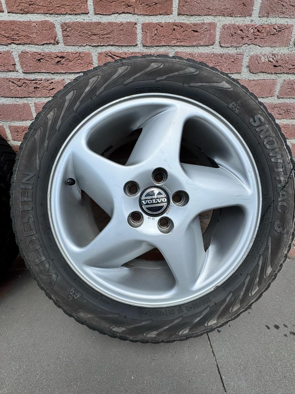 Volvo 16 inch winterbanden met velgen 4 stuks