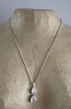 Zilverkleurige ketting met witte steen hanger