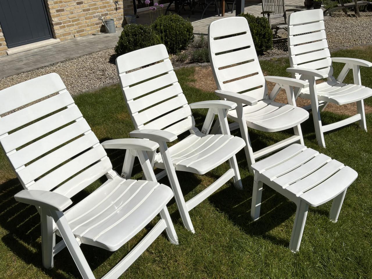 Tuinstoelen en bijzettafel