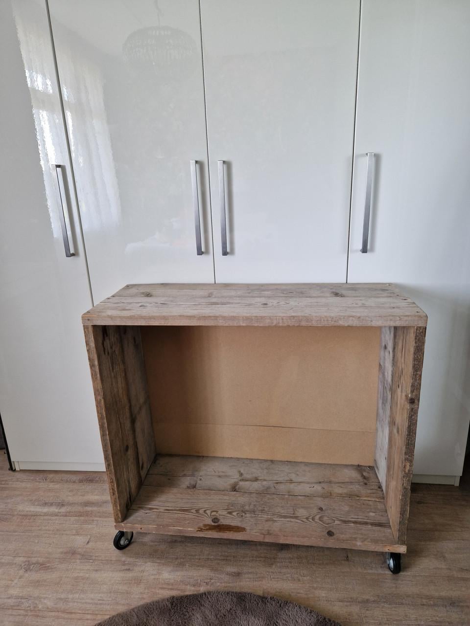 Kastje op wieltjes steigerhout