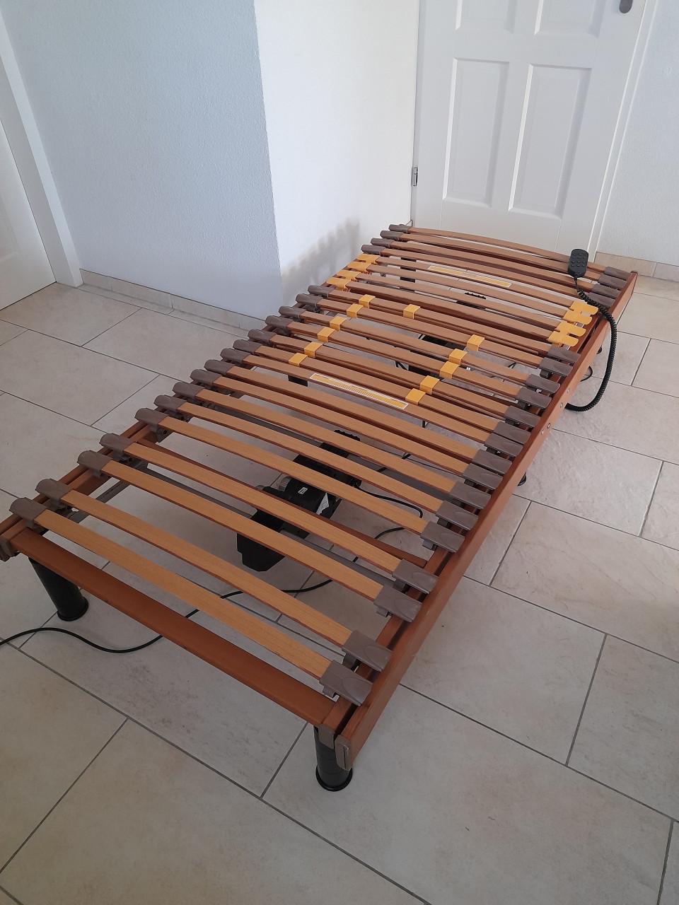 Electrische lattenbodem op poten 90 x 200 (in goede staat)