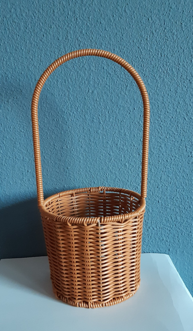 Rotan geweven bloemenmandje
