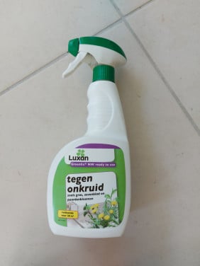 Bestrijdingsmiddel tegen onkruid spray