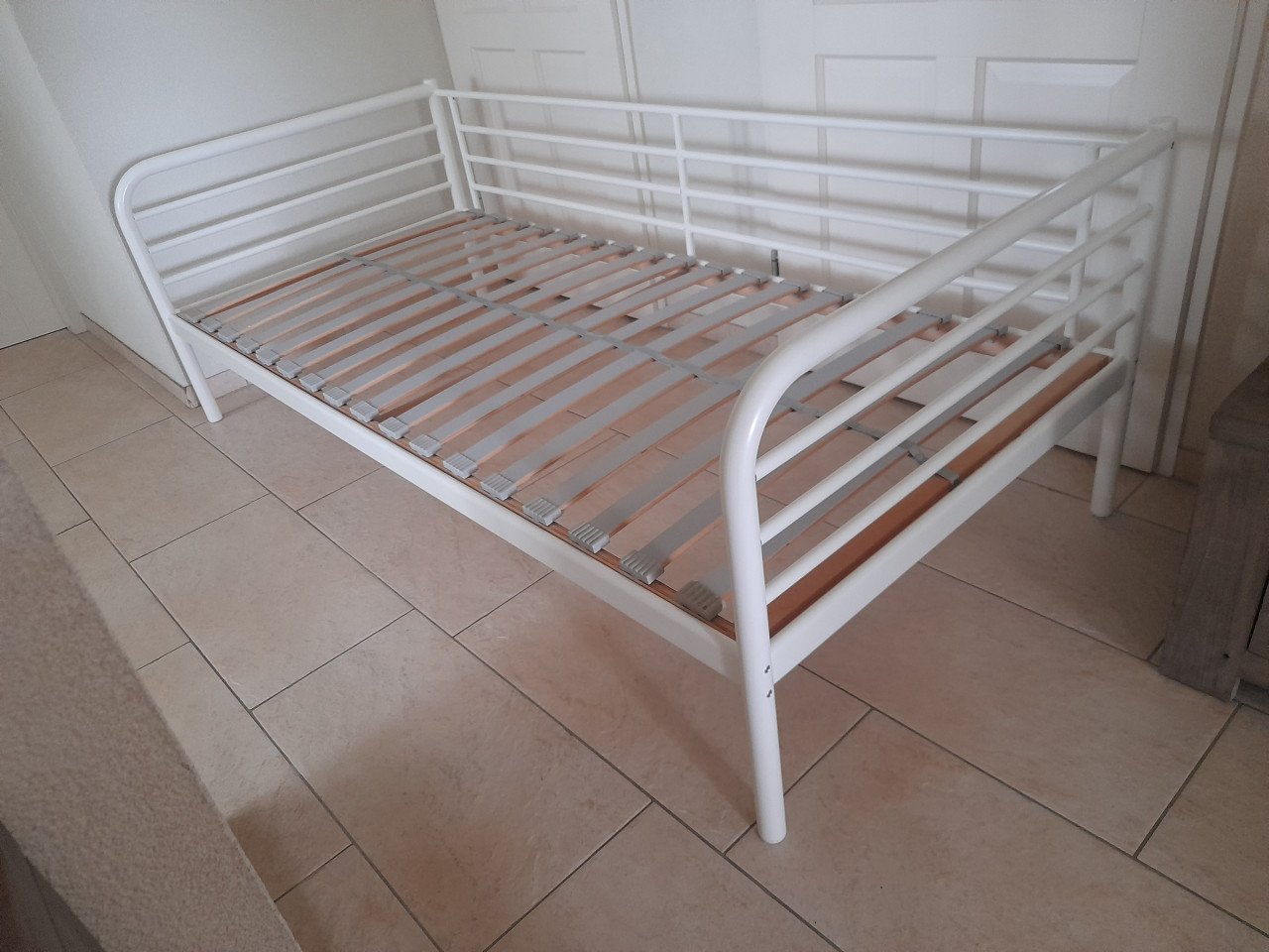 Wit metalen bed 90 x 200 ( z.g.a.n.)