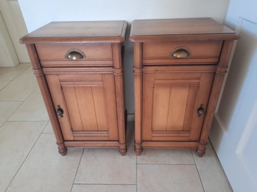 2 Nachtkastjes (in goede nette staat ) 44 x 35 x 74H