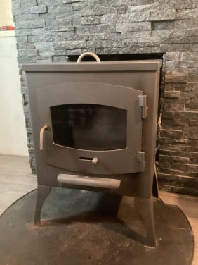 Houtkachel, met bovenin oventje, brede opening, staal.