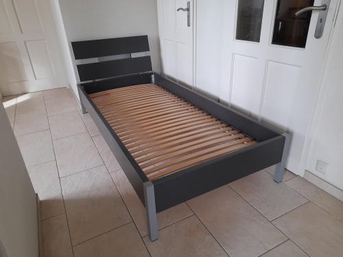 1 Persoons bed 90 x 200 (in goede staat)