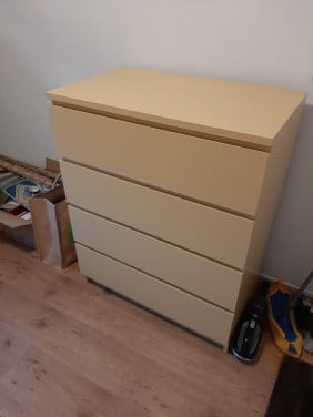 Ladenkast, 4 lades, okergeel, afmeting; 80 cm breed, 100 hoog, 48 diep