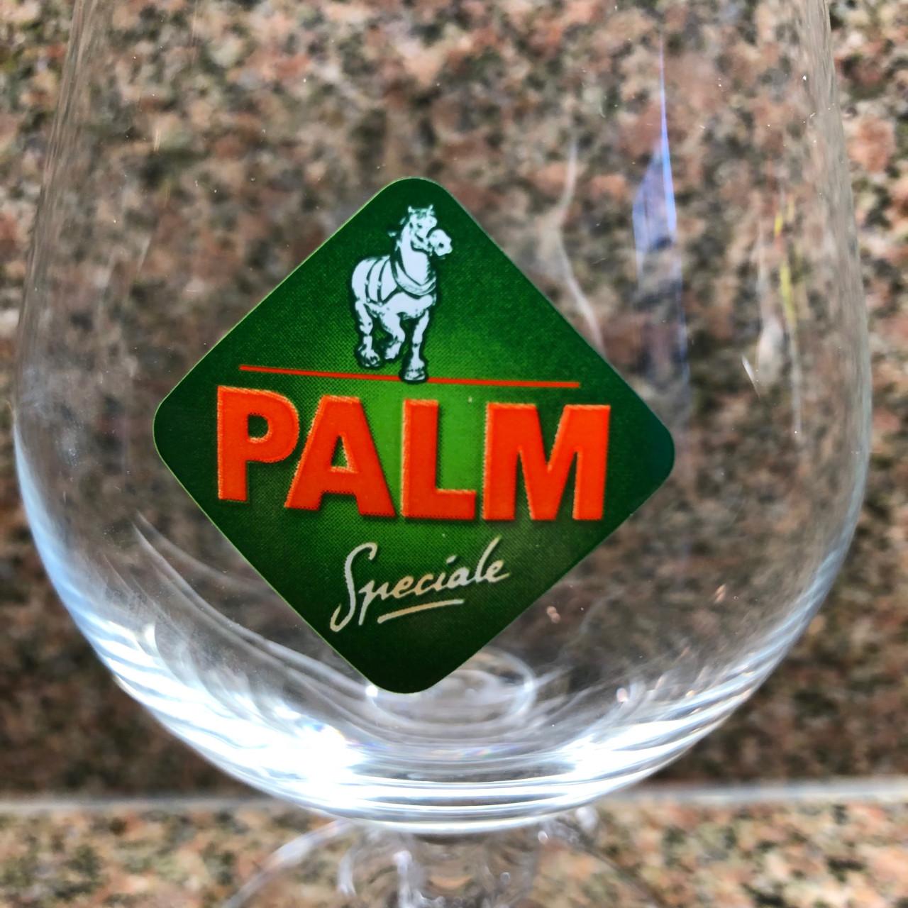 Palm glas met paard op de voet van het glas