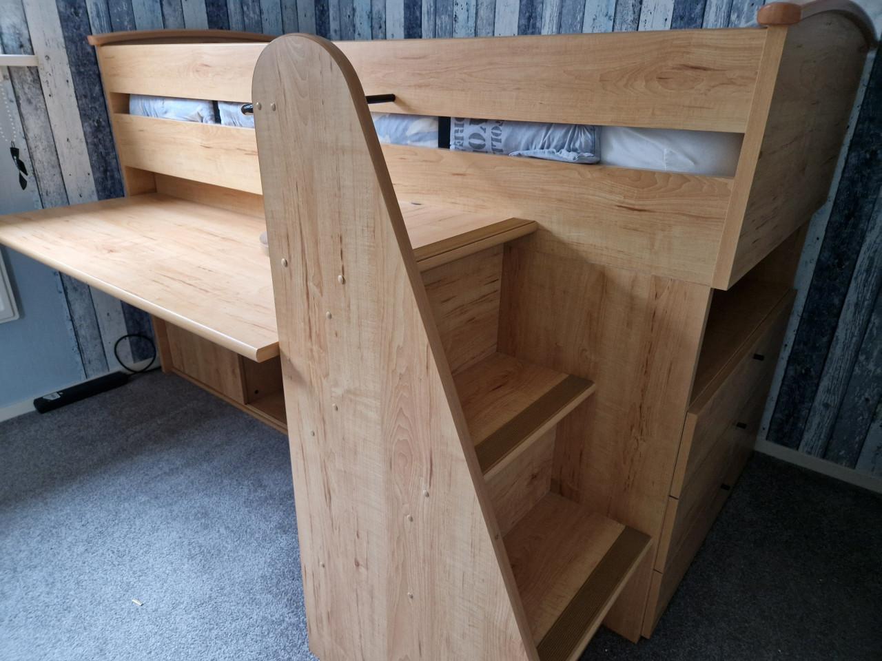 Eenpersoonsbed met buro eraanvast