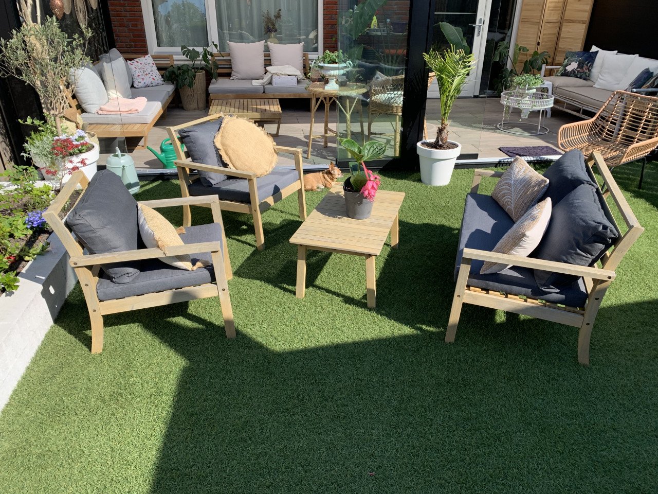 Houten tuinset, met kussens.