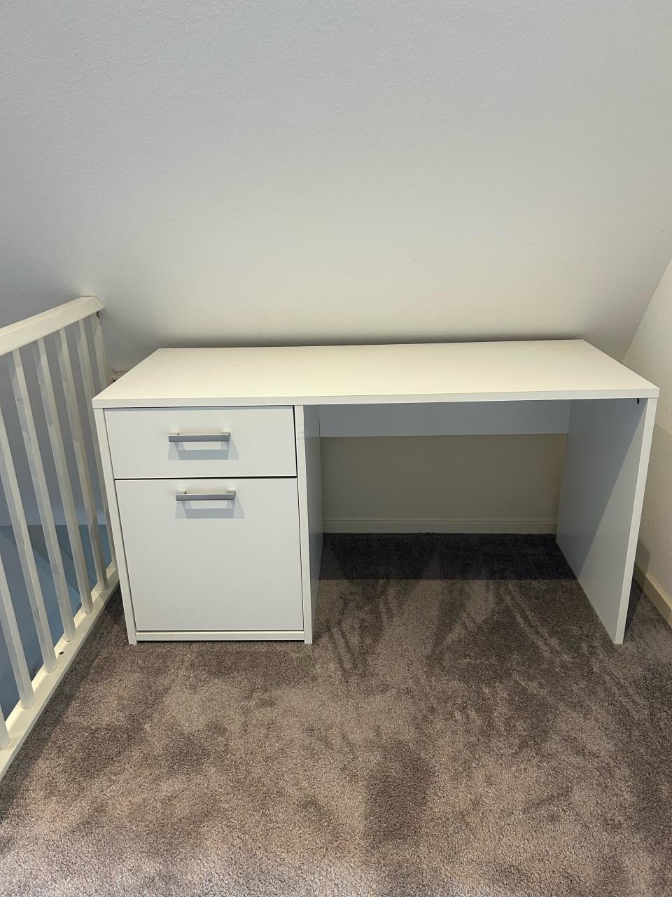 Bureau incl.  degelijke bureaustoel