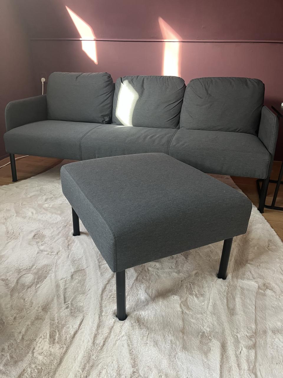 Zo goed als nieuwe grijze 3-zits bank met chaise longue te koop!