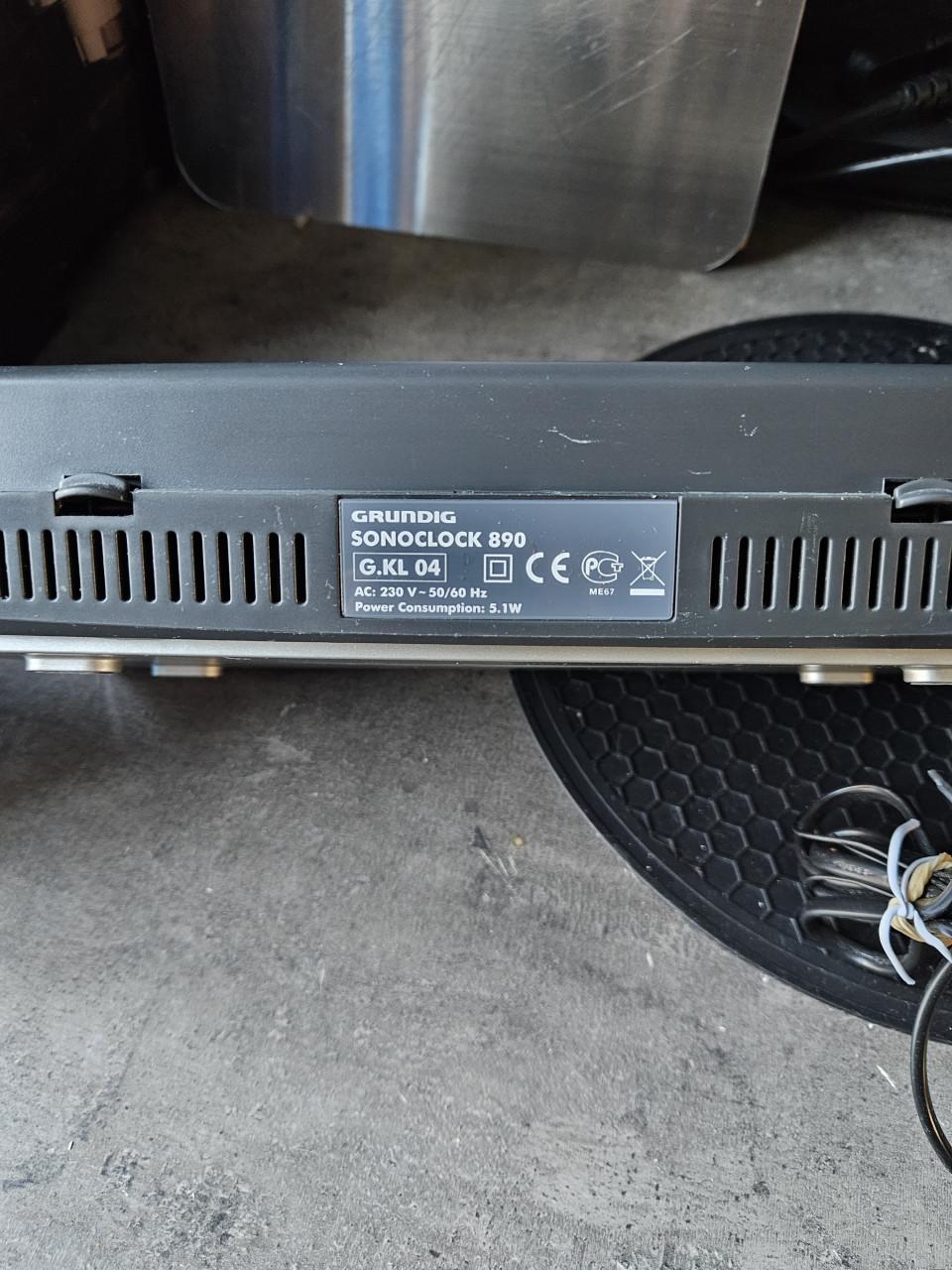 Zgan Grundig Sonoclock 890 - Wekkerradio aluminium paneel