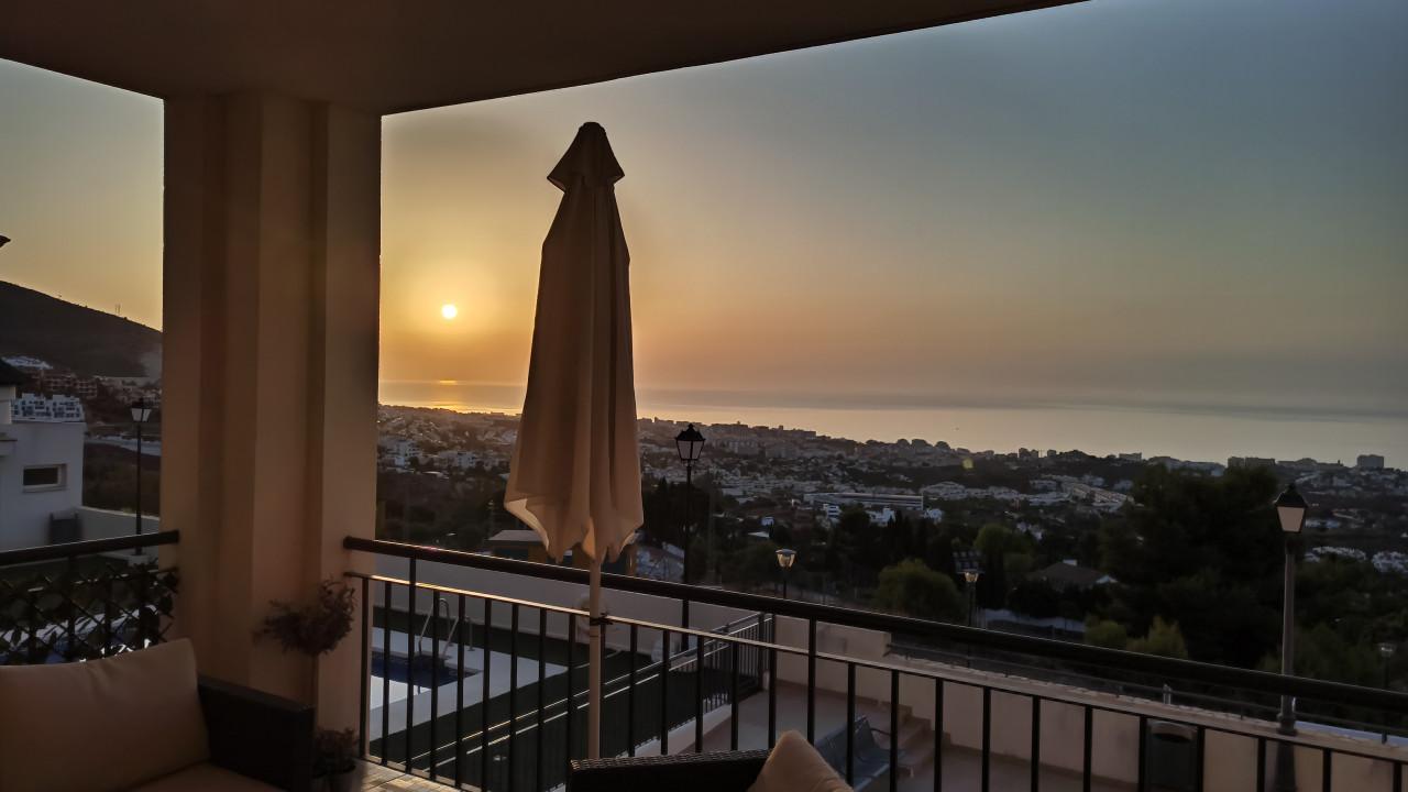 Geniet van een fabuleus uitzicht vanaf uw balkon in de zon.