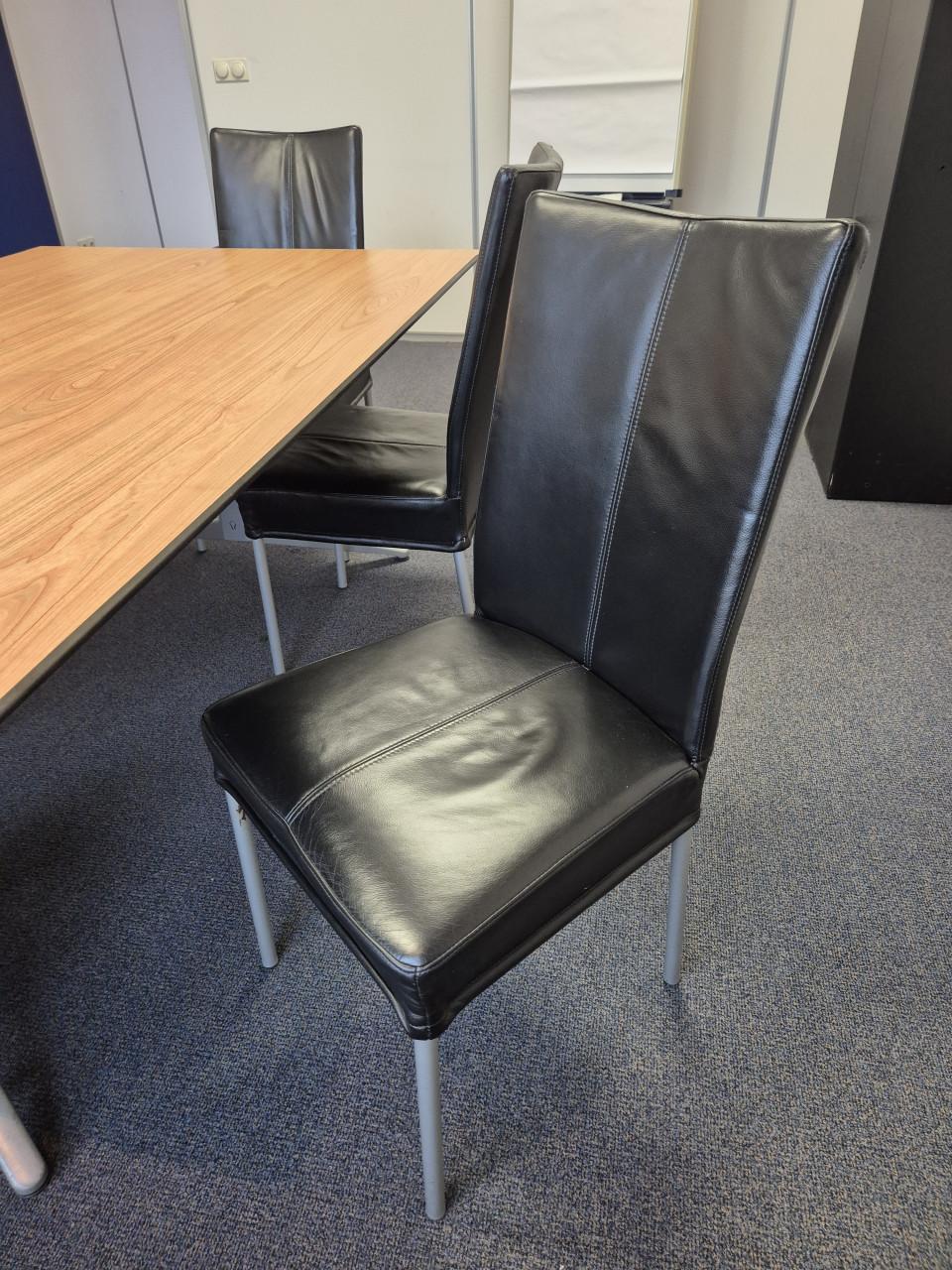 6 zwarte leren stoelen