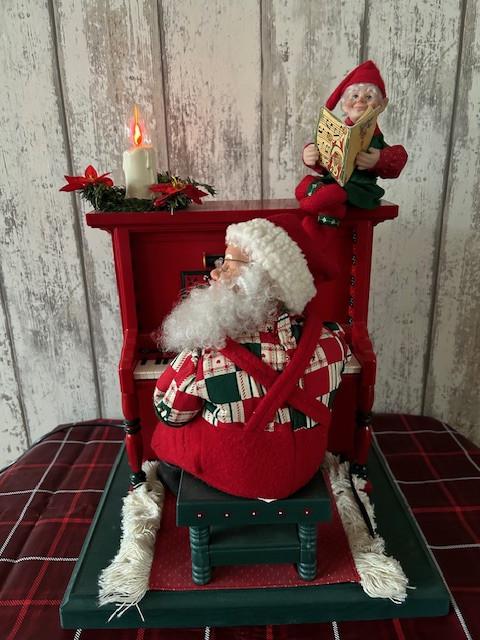 Holliday Creations bewegende kerstman speelt piano.