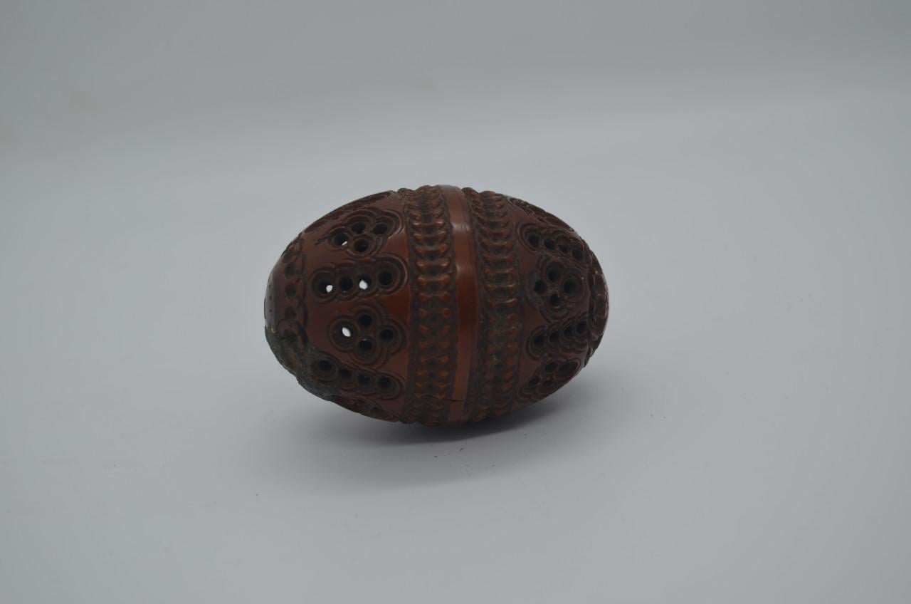 Handgesneden coquilla noten strooiers en pomanders (7)