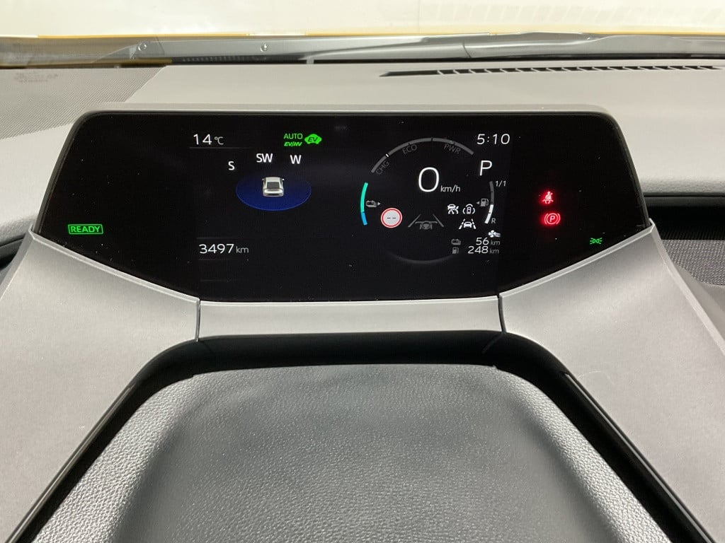 Toyota Prius 2.0 plug-in executive | demo |