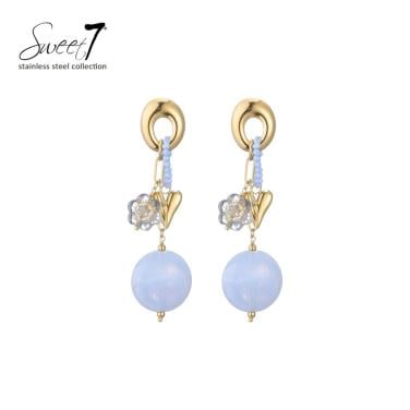 Oorbellen met blauwe kraal, bloem en goudkleurige accenten.