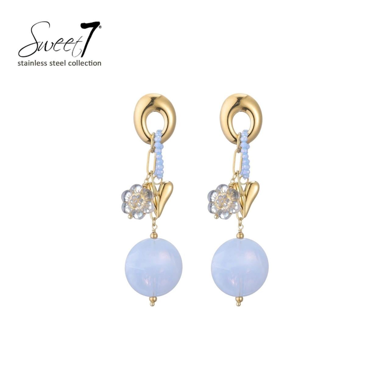 Oorbellen met blauwe kraal, bloem en goudkleurige accenten.