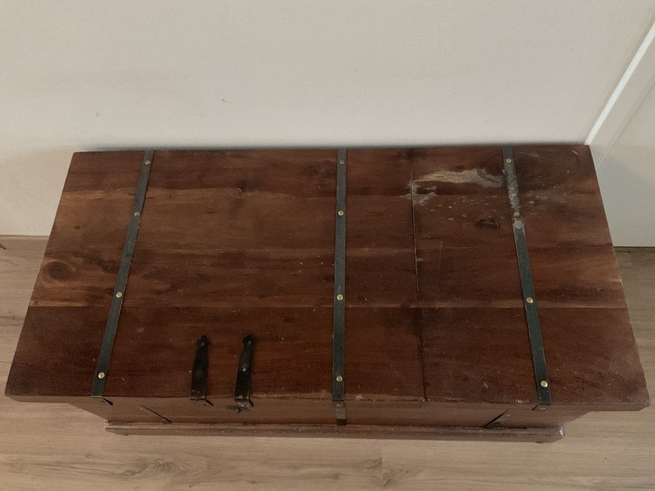 Koloniale houten kist / salontafel met opbergruimte