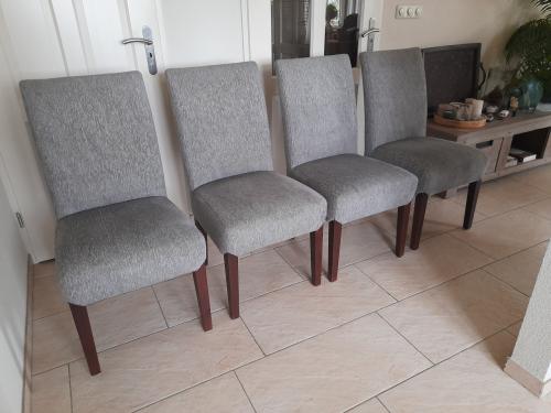 4 lekker zittende stoelen ( in goede nette staat)