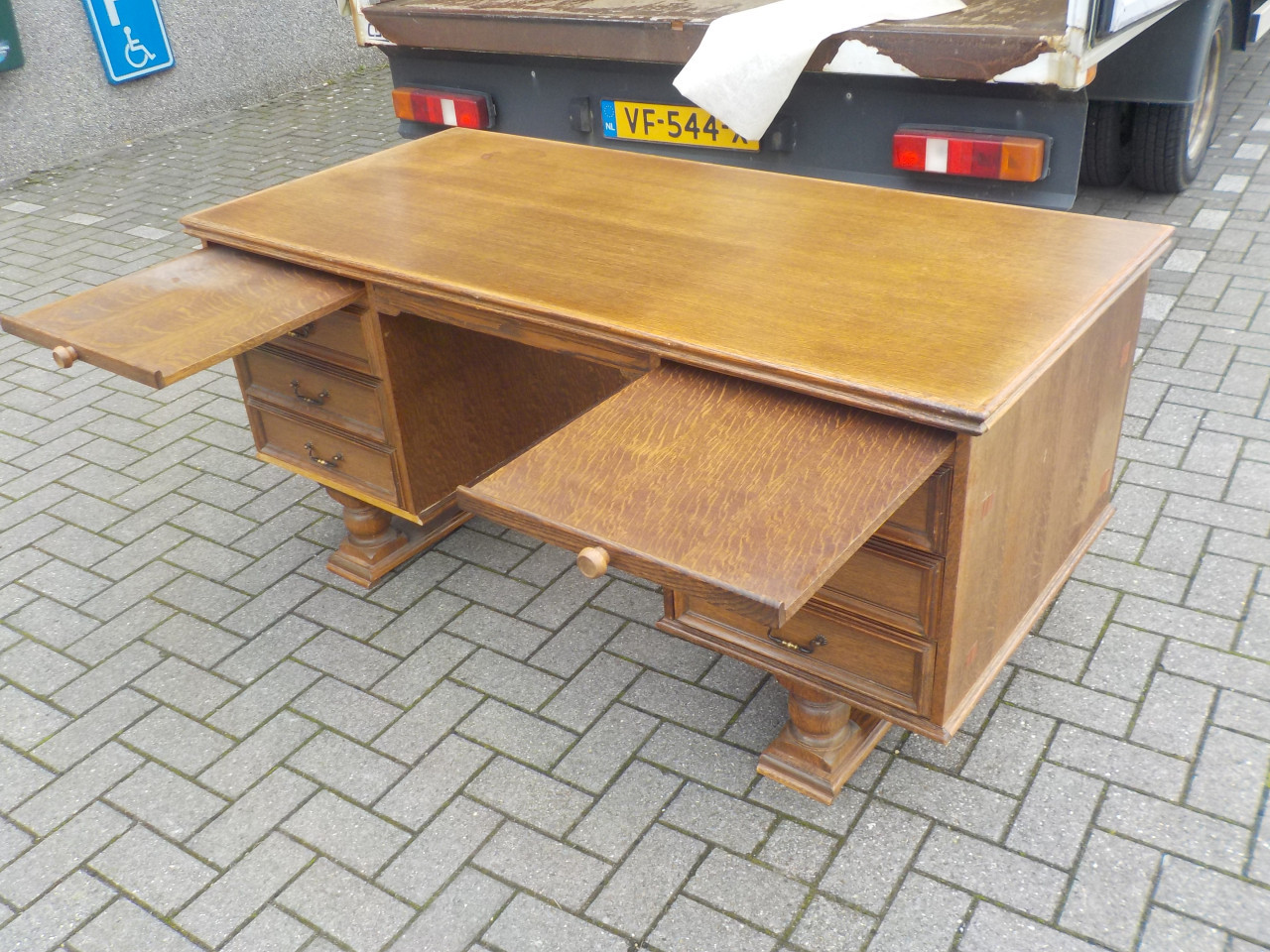 Mooie kwaliteit jaren '70  eiken bureau in zeer goede staat