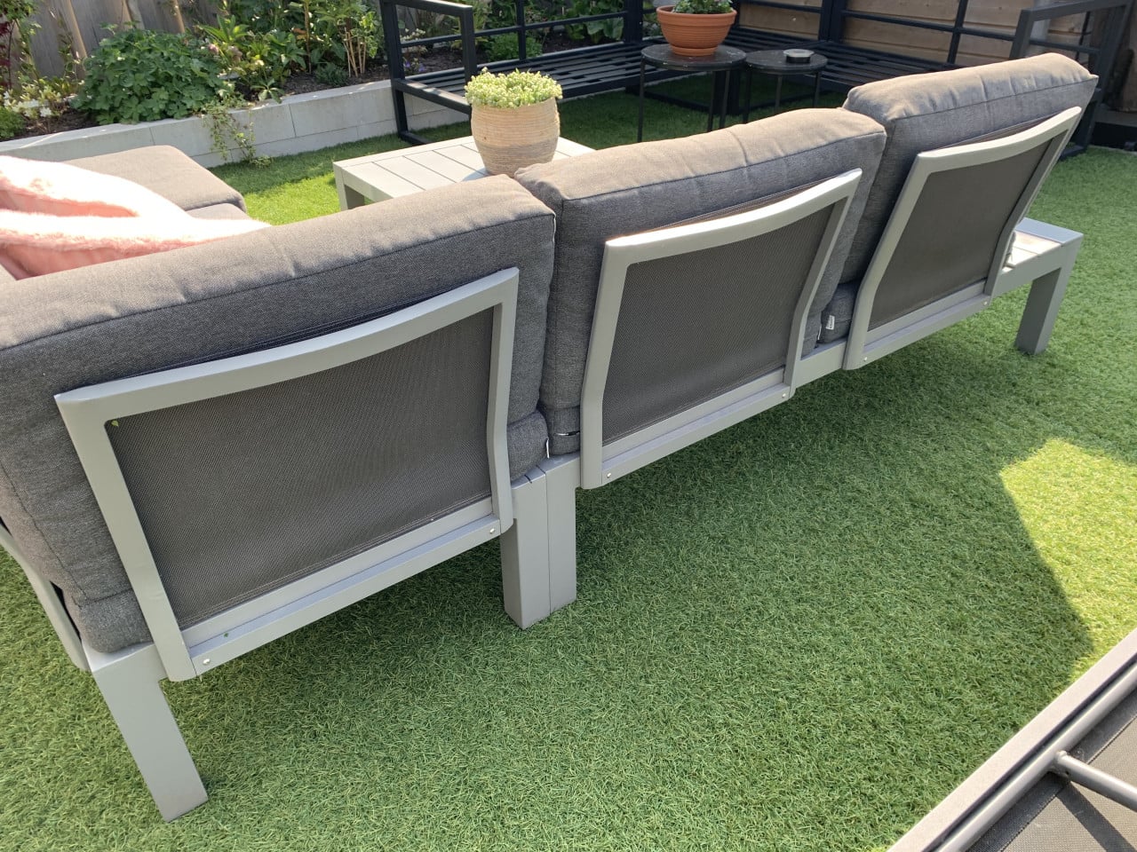 Lichtgrijs Alminium Loungeset, met kussens en tafel.